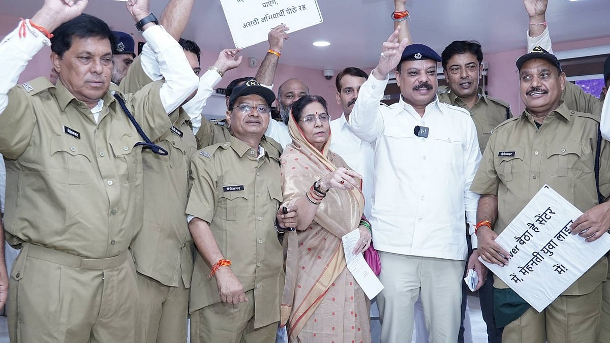 मध्य प्रदेश कांस्टेबल भर्ती घोटाला, कांग्रेस विधायकों ने पुलिस की वर्दी पहनकर प्रदर्शन किया