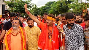 BJP सांसद निशिकांत दुबे और मनोज तिवारी पर FIR दर्ज, देवघर मंदिर के गर्भगृह में जबरन घुसने, हाथापाई करने का आरोप