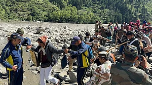 उत्तरकाशी आपदा अपडेट: सेना-वायुसेना समेत अन्य एजेंसियां युद्धस्तर पर राहत कार्य में जुटीं, अब तक 367 लोग रेस्क्यू