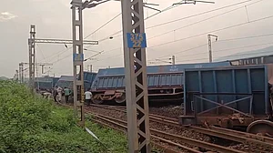 झारखंड: चांडिल में दो मालगाड़ियों की भीषण टक्कर, 20 से ज्यादा डिब्बे पटरी से उतरे, रेल संचालन पूरी तरह ठप