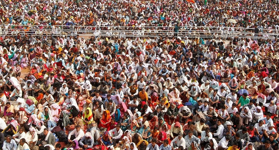 प्रजातंत्र की विडंबना, बढ़ रही लोकप्रियता, लेकिन लूटने वालों को ही सत्ता के शिखर पर पहुंचा रही है जनता