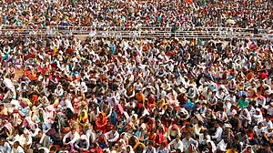 प्रजातंत्र की विडंबना, बढ़ रही लोकप्रियता, लेकिन लूटने वालों को ही सत्ता के शिखर पर पहुंचा रही है जनता