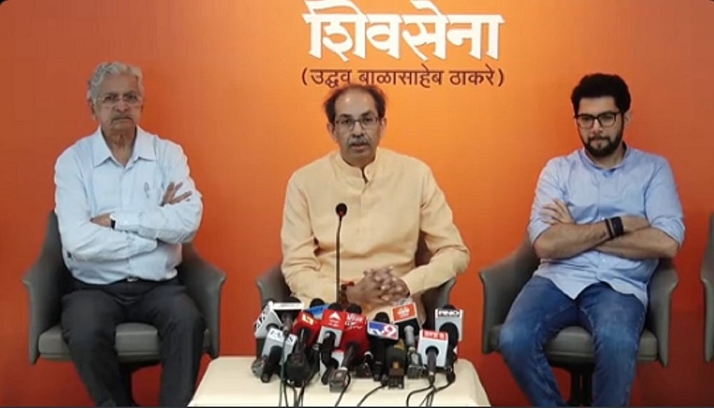 विपक्षी सांसदों को हिरासत में लिए जाने पर उद्धव ने बीजेपी को घेरा, कहा- आज दुनिया ने लोकतंत्र की ‘हत्या’ देखी