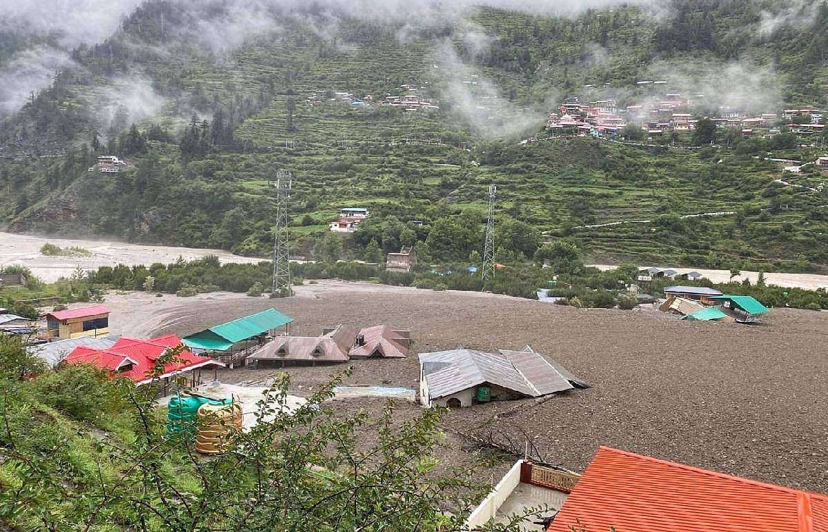 धराली: तबाही के मंजर में सूखी आंखों से अपनों के लिए उम्मीद, 30-40 फुट मलबे में दफ्न एक गांव में कयामत का मंजर