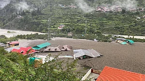 धराली: तबाही के मंजर में सूखी आंखों से अपनों के लिए उम्मीद, 30-40 फुट मलबे में दफ्न एक गांव में कयामत का मंजर