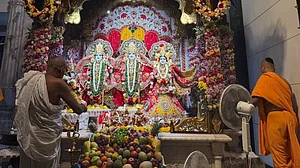 सिनेजीवन: कृष्ण भक्ति में लीन नजर आए मनीष मल्होत्रा और अभिषेक को अवॉर्ड मिलने पर भावुक हुए अमिताभ बच्चन