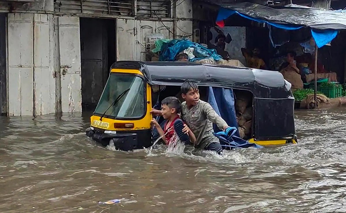 मुंबई में आफत की बारिश: जगह-जगह जलभराव, विक्रोली में भूस्खलन, 2 की मौत, 2 घायल