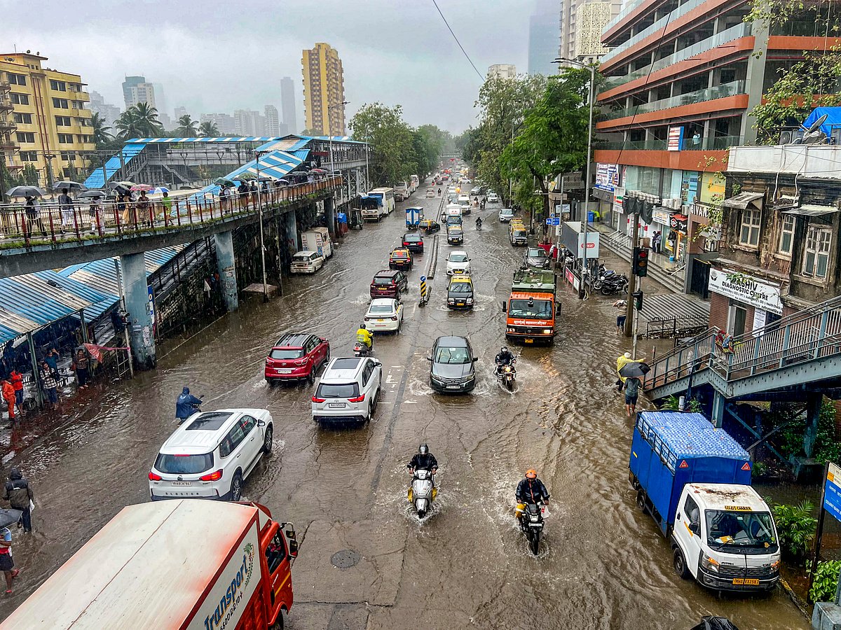 मुंबई में भारी बारिश; लोगों से घरों में रहने की अपील, IMD के ‘रेड अलर्ट’ के बाद स्कूल-कॉलेजों में अवकाश घोषित
