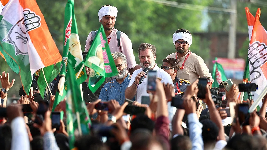 वोटर अधिकार यात्रा के दौरान लोगों को संबोधित करते हुए राहुल गांधी