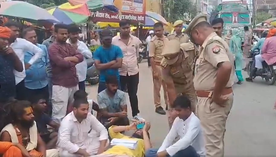 UP: देवरिया में राज्य मंत्री पर मंदिर की भूमि पर अवैध कब्जा करने का आरोप, धरने पर बैठे महन्त