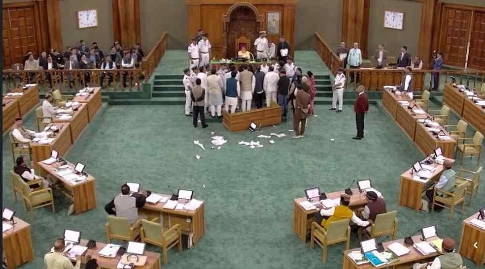 वीडियो: उत्तराखंड विधानसभा में कांग्रेस का जबरदस्त हंगामा, नैनीताल फायरिंग पर चर्चा की मांग