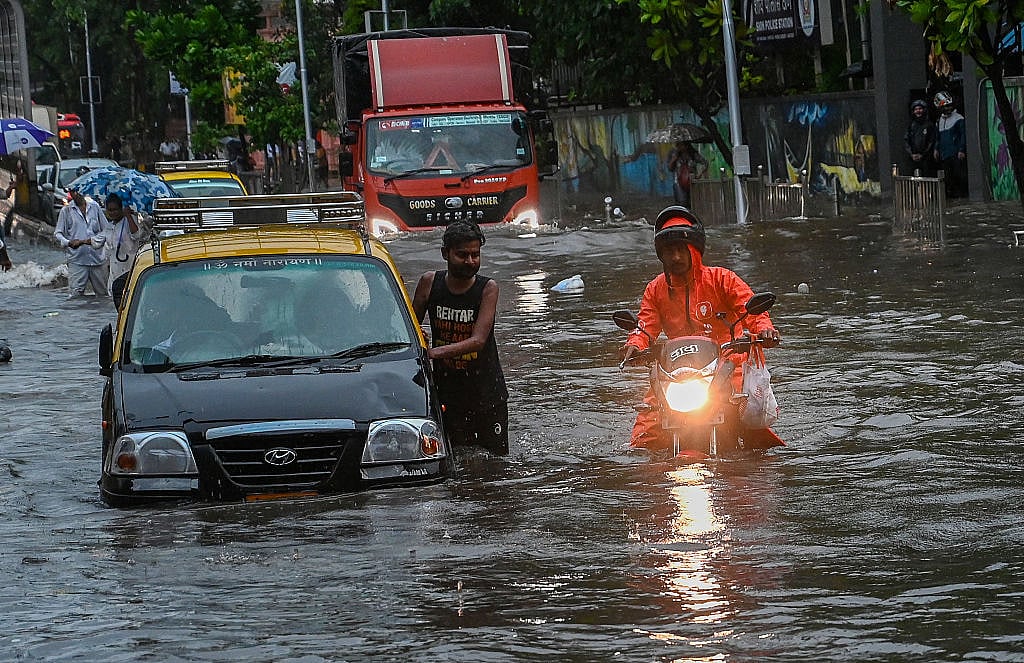महाराष्ट्र में भारी बारिश से हाहाकार, 24 घंटे में 6 लोगों की मौत, स्कूल बंद, लोकल ट्रेनें ठप, हाई टाइड का अलर्ट