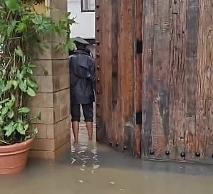 मुंबई की बारिश में डूबा बॉलीवुड स्टार अमिताभ बच्चन का बंगला! घर के बाहर पानी ही पानी, बाढ़ जैसे हालात