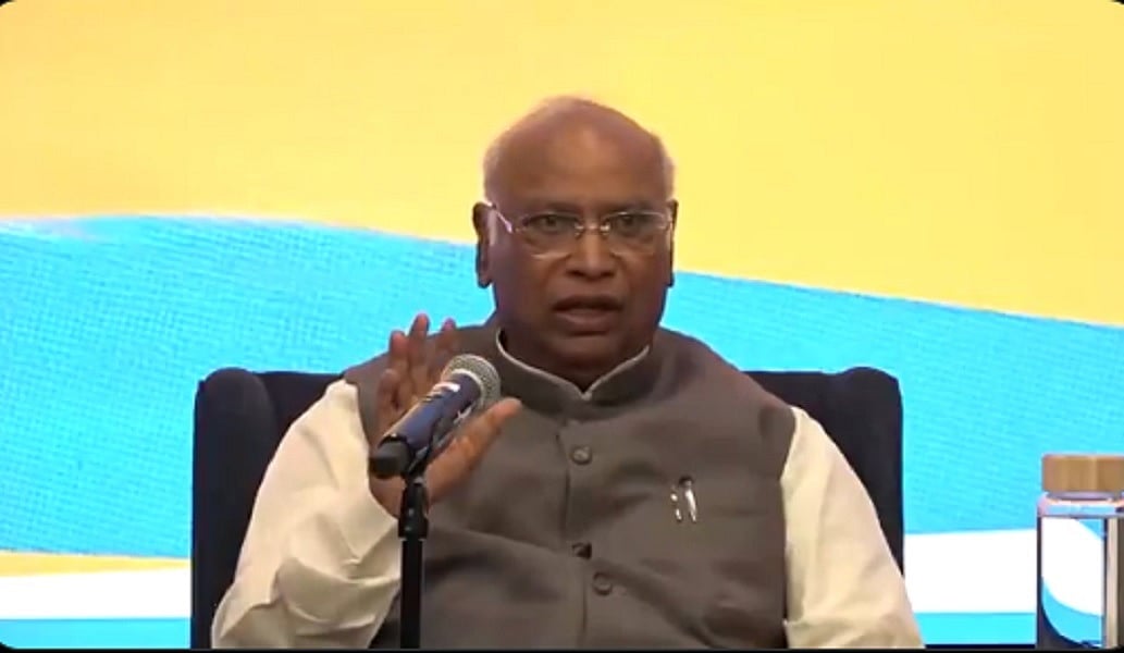 'संघ-BJP अपनी शाखाओं और कार्यालयों में "वंदे मातरम" के बजाए "नमस्ते सदा वत्सले" गाते रहे',  खड़गे ने साधा निशाना