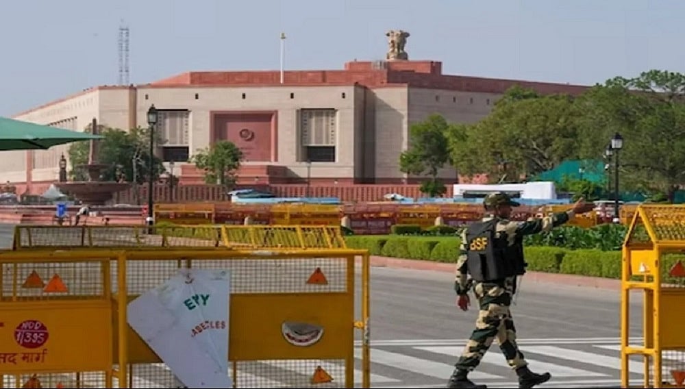 संसद भवन के बाहर से संदिग्ध युवक को हिरासत में लिया गया, एक दिन पहले एक शख्स ने की थी दीवार फांदने की कोशिश