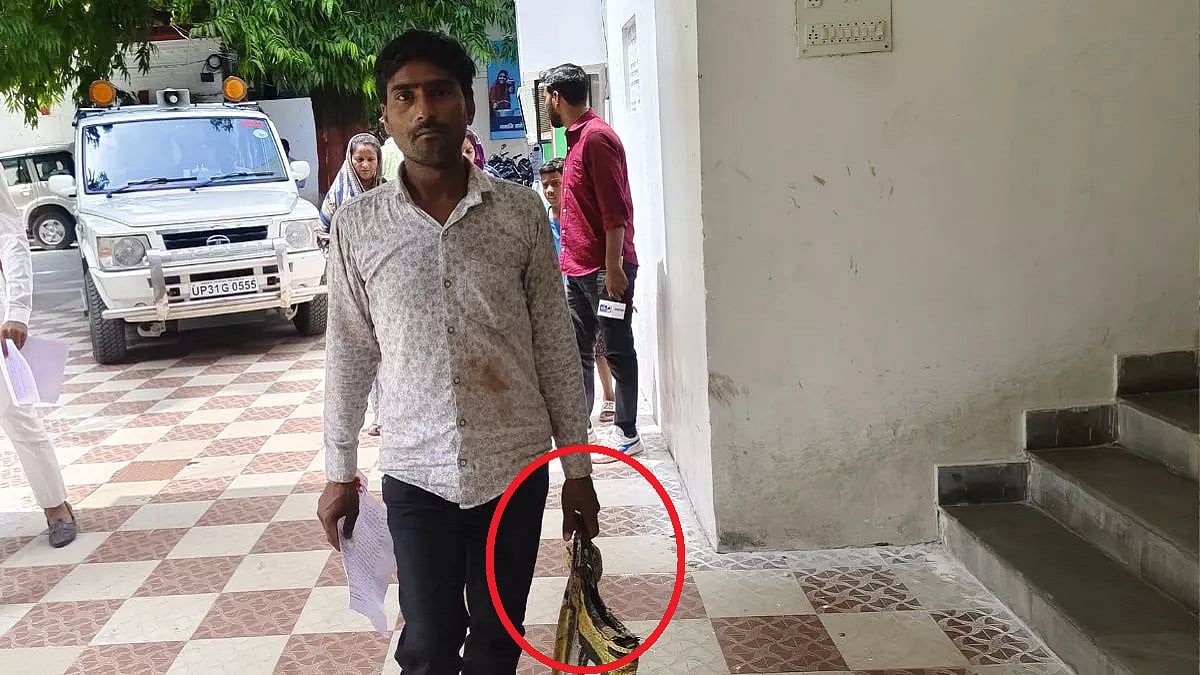 UP: लखीमपुर खीरी में पैसे न मिलने पर अस्पताल ने रोकी डिलीवरी, नवजात की मौत, झोले में शव लेकर DM ऑफिस पहुंचा पिता