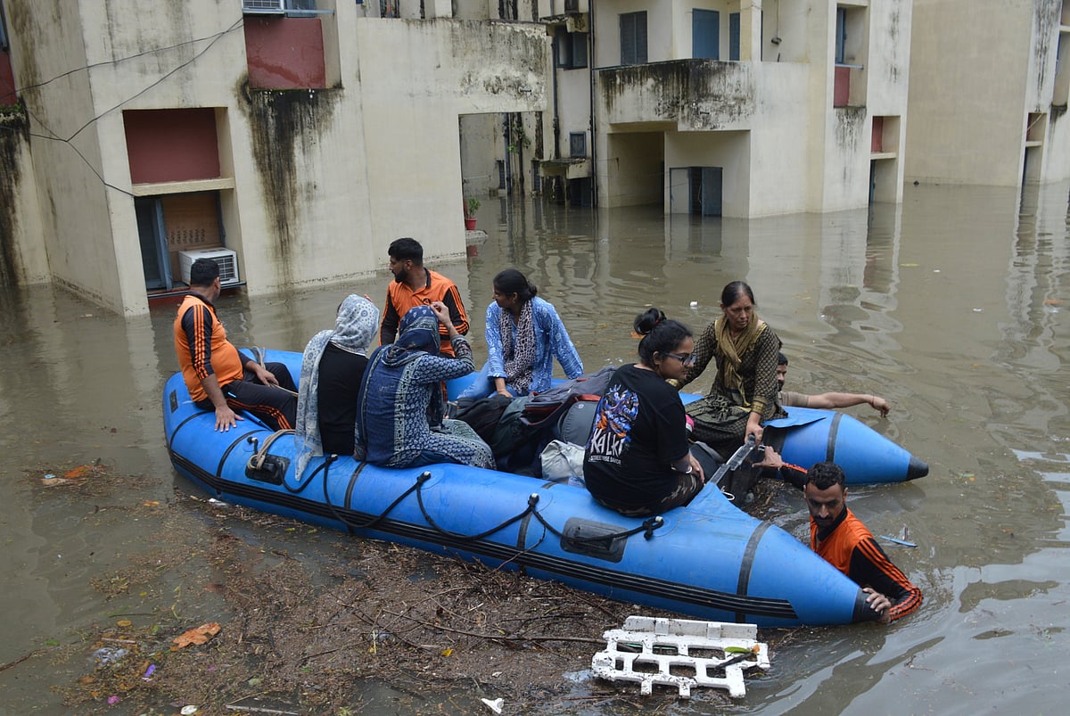 जम्मू-कश्मीर: कई हिस्सों में बारिश से बाढ़ जैसे हालात, 27 अगस्त तक बादल फटने का खतरा, अलर्ट जारी