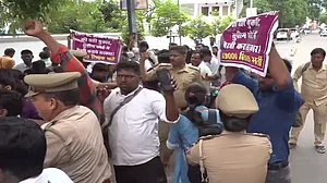 यूपी 69,000 शिक्षक भर्ती मामला: अभ्यर्थियों का लखनऊ में हंगामा, डिप्टी सीएम आवास पर किया जोरदार प्रदर्शन
