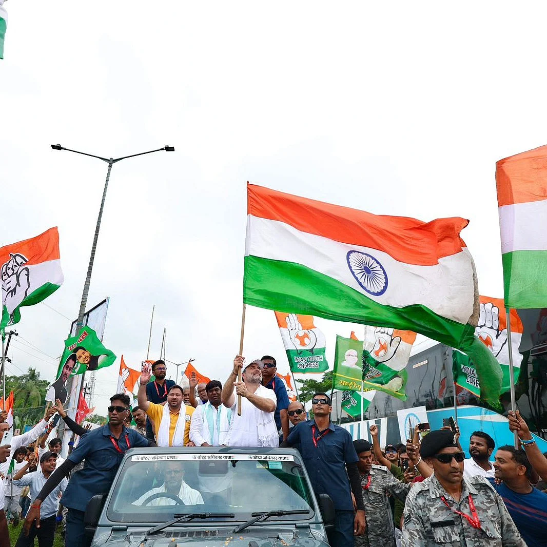 'वोट चोरी' के खिलाफ जमीनी पेशबंदी: 'वोटर अधिकार यात्रा' को लोग ले रहे हैं हाथों हाथ