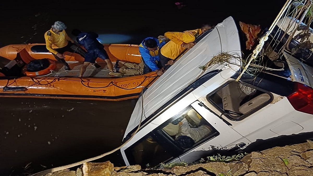 राजस्थान के उदयपुर में बड़ा हादसा, नाले में गिरी कार, दो शव बरामद, एक व्यक्ति की तलाश जारी