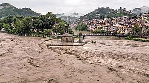 हिमाचल में बारिश-भूस्खलन का कहर, रौद्र रूप में ब्यास नदी, मनाली-लेह हाईवे बहा, कई सड़कें बंद, सीएम ने की अपील
