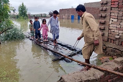 दुनिया की खबरें: पाकिस्तान में करतारपुर गलियारा बाढ़ में डूबा, 100 से ज़्यादा लोग फंसे और इस देश में डेंगू का कहर