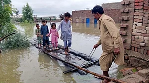 दुनिया की खबरें: पाकिस्तान में करतारपुर गलियारा बाढ़ में डूबा, 100 से ज़्यादा लोग फंसे और इस देश में डेंगू का कहर