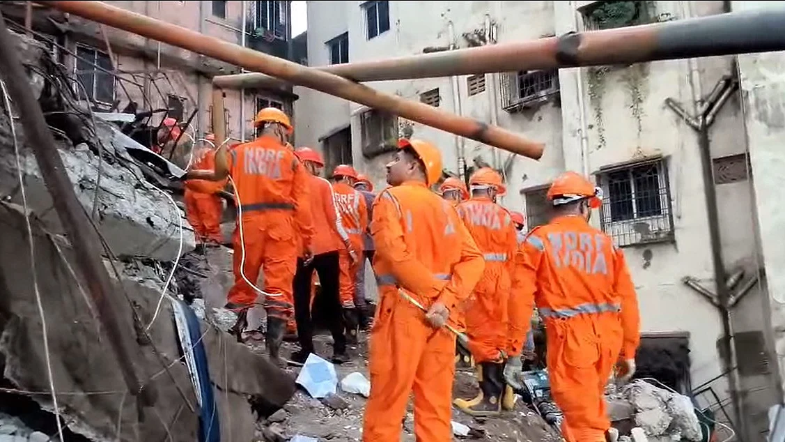  रमाबाई अपार्टमेंट का एक हिस्सा ढहने से 2 की मौत