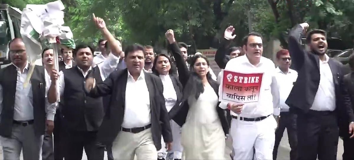 दिल्ली उपराज्यपाल के फैसले का बढ़ा विरोध, वकीलों का प्रदर्शन, हाई कोर्ट बार एसोसिएशन ने अधिसूचना वापस लेने की मांग की