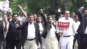 दिल्ली उपराज्यपाल के फैसले का बढ़ा विरोध, वकीलों का प्रदर्शन, हाई कोर्ट बार एसोसिएशन ने अधिसूचना वापस लेने की मांग की