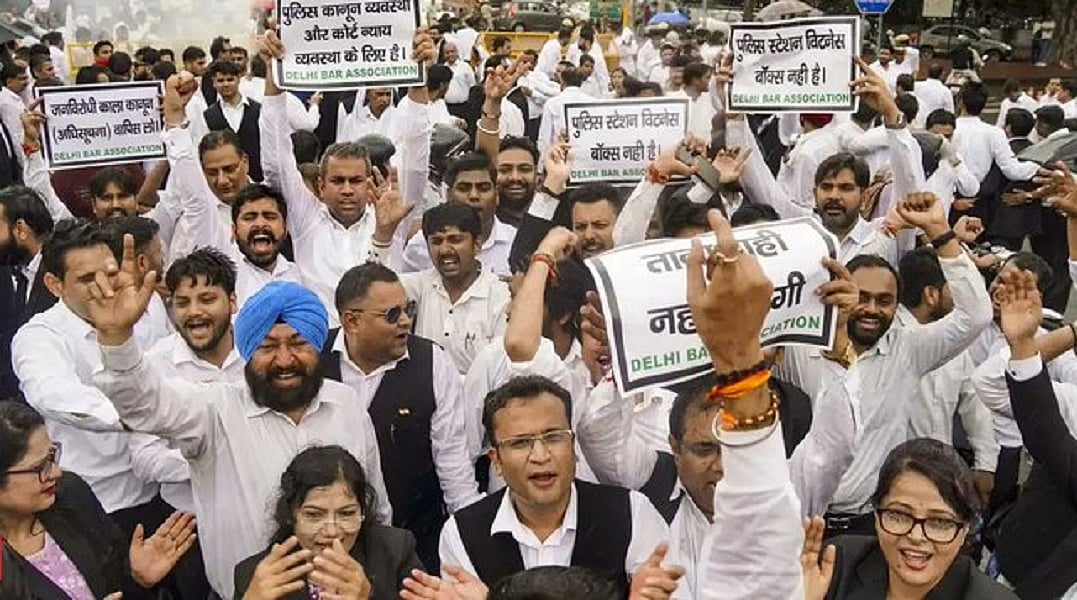 दिल्ली के वकीलों की हड़ताल के आगे झुकी सरकार, LG का आदेश टला, गृह मंत्री के साथ चर्चा तक लागू नहीं होगा