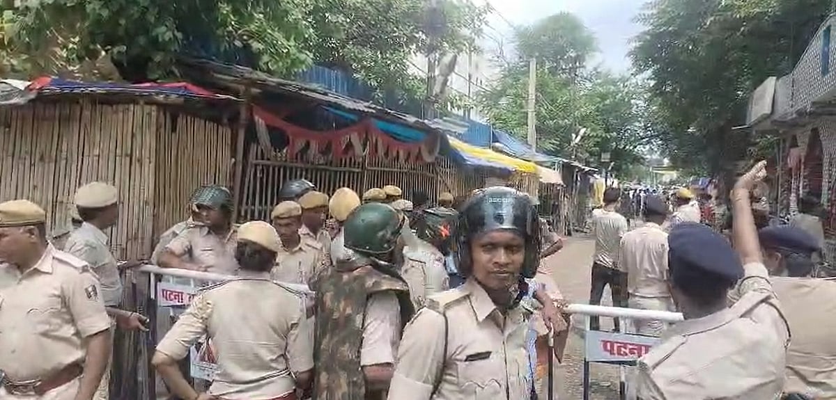 पटना में पुलिस पर हमला, नाबालिग छात्रा की मौत के बाद लोगों का हंगामा, जाम हटाने पर हुई पत्थरबाजी 
