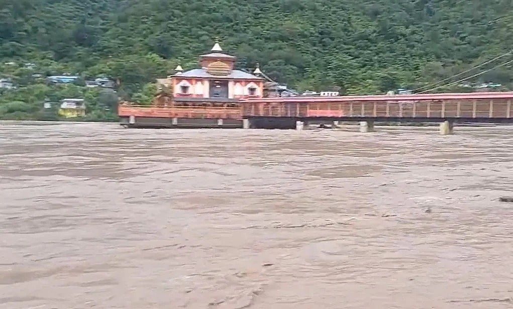 उत्तराखंड में तबाही! डेंजर लेवल के ऊपर अलकनंदा, बद्रीनाथ हाईवे डूबा, डरा रहा धारी देवी मंदिर का VIDEO  