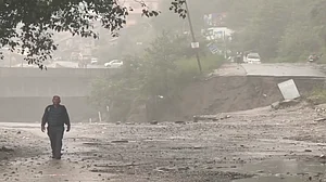 हिमाचल में मॉनसून से चारों तरफ तबाही, मनाली-लेह मार्ग समेत 500 से ज्यादा सड़कें बंद, युद्धस्तर पर राहत कार्य जारी