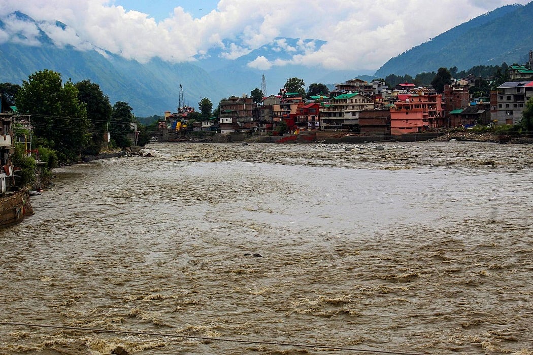 बारिश का कहर: उत्तराखंड में बादल फटने से 5 की मौत, 11 लापता, मनाली का एक हिस्सा नदी में समाया