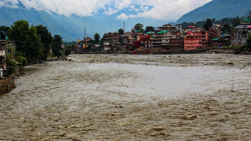 बारिश का कहर: उत्तराखंड में बादल फटने से 5 की मौत, 11 लापता, मनाली का एक हिस्सा नदी में समाया