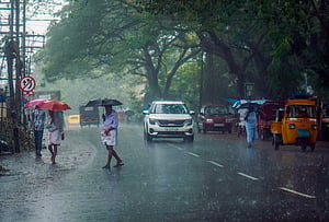 गुजरात में भारी बारिश की चेतावनी, ऑरेंज अलर्ट जारी, मछुआरों को समुद्र से दूर रहने की सलाह
