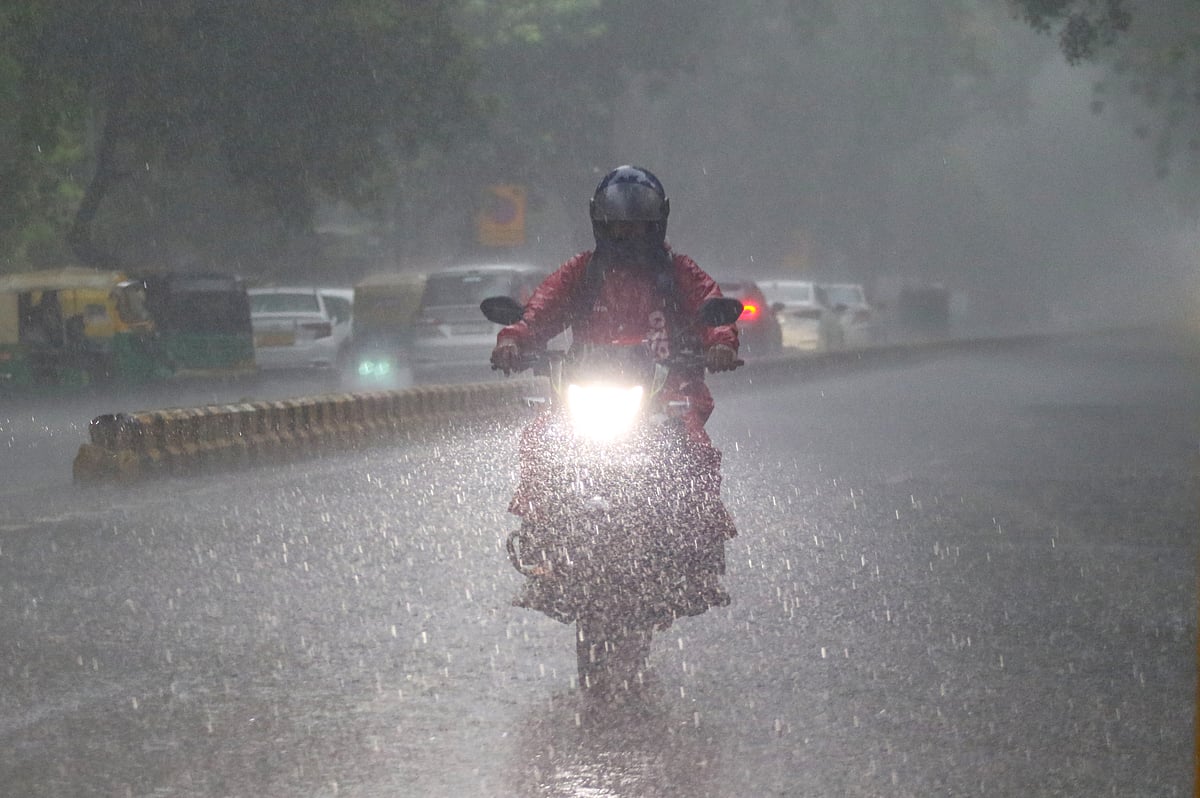 दिल्ली-NCR में मौसम ने ली करवट, कई इलाकों में झमाझम बारिश