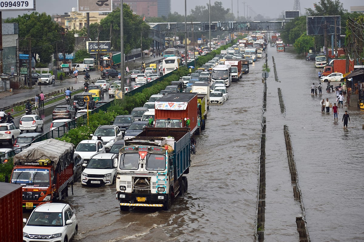 गुरुग्राम का बारिश से बुरा हाल, सड़कों पर लंबा जाम, स्कूलों में ऑनलाइन क्लास और दफ्तरों में वर्क फ्रॉम होम लागू