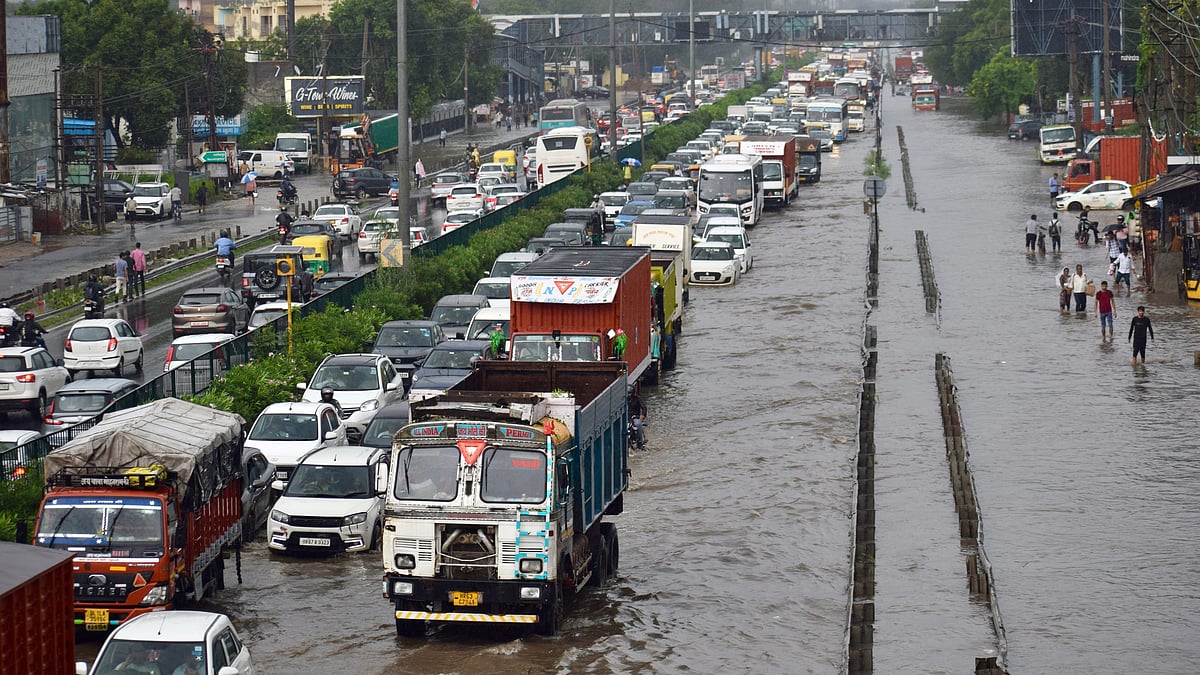 गुरुग्राम में भारी बारिश के बाद जलभराव