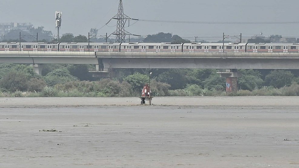 दिल्ली में डराने लगी यमुना, जलस्तर लगातार खतरे के निशान के पार, नोएडा में भी हालात गंभीर (फोटोः विपिन)