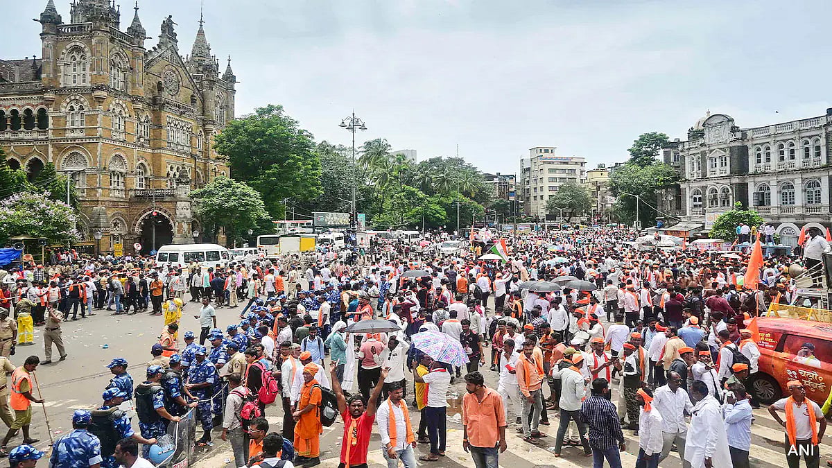 मुंबई: CSMT से हटाए गए मराठा आरक्षण आंदोलनकारी, हाईकोर्ट के आदेश के बाद सुरक्षाबलों ने की कार्रवाई
