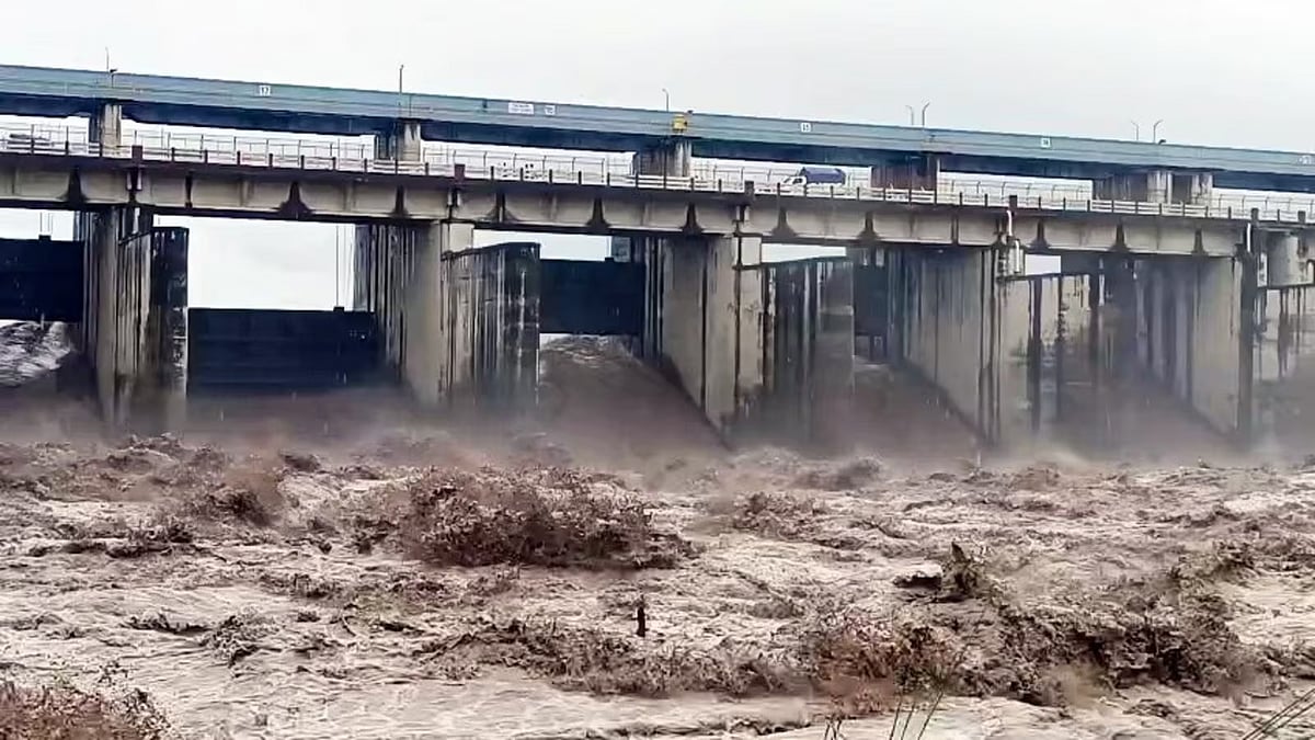 दिल्ली में बाढ़ का खतरा बढ़ा, यमुना का जलस्तर खतरे के निशान से ऊपर, पुराना रेलवे ब्रिज बंद