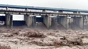 दिल्ली में बाढ़ का खतरा बढ़ा, यमुना का जलस्तर खतरे के निशान से ऊपर, पुराना रेलवे ब्रिज बंद