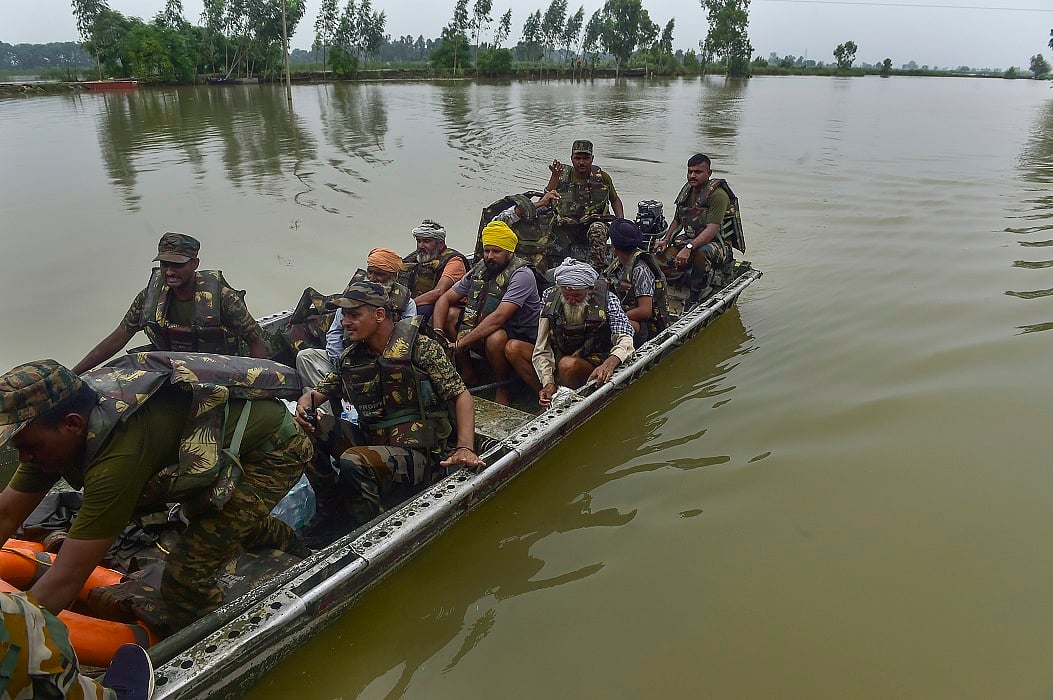पंजाब में भयावह बाढ़ के बीच बारिश से हालात और बिगड़े, स्कूल-कॉलेज 7 सितंबर तक बंद