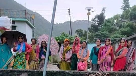  सिंद्रवाणी तल्ली गांव की महिलाएं, लाल साड़ी में उत्मा देवी (फोटो- नवजीवन)