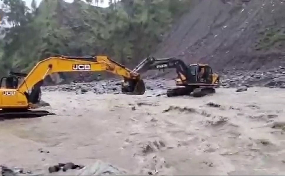 जम्मू-कश्मीर के रियासी में लोग JCB की मदद से भदौरा नाला पार करते दिखे, दो महीने से टूटा पड़ा है पुल