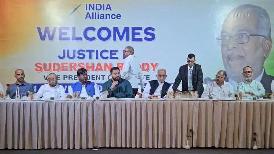 पटना पहुंचे बी सुदर्शन रेड्डी, कांग्रेस नेताओं के साथ तेजस्वी, सहनी ने किया स्वागत, दिया समर्थन