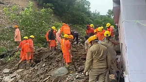हिमाचल प्रदेश के कुल्लू में भूस्खलन से तबाही, दो मकान ढहे, एक की मौत, 6 लोग फंसे, बचाव अभियान जारी
