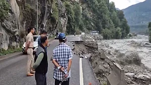 हिमाचलः चंडीगढ़-मनाली नेशनल हाईवे 6 दिन बाद खुला, दोनों ओर फंसे सैकड़ों वाहन चालकों ने ली राहत की सांस